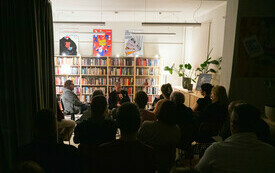 Widok sali bibliotecznej pełnej czytelnik&oacute;w