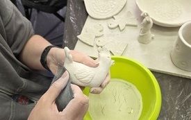 Przedmioty ulepione z jasnej gliny