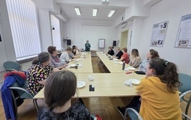 Grupa os&oacute;b zebranych na warsztatach.