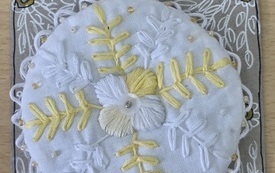 Kawałek materiału z wyszytym kwiatkiem