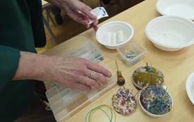 Na stoliku igły, nici i koraliki