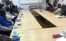 Uczestnicy spotkania siedzą przy stole