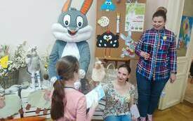 Osoba przebrana za postać zająca, dziecko i dwie kobiety