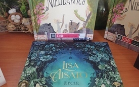Na stole książka "Życie" i "Pięciu nieudanych".