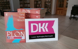 Na stole książki i logo DKK
