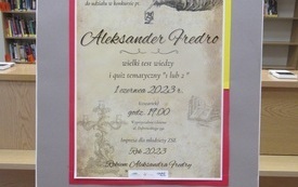 Plakat zapowiadający konkurs pt. Aleksander Fredro. Na plakacie ręka trzymające gęsie pi&oacute;ro.