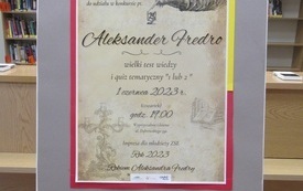 Plakat zapowiadający konkurs pt. Aleksander Fredro. Na plakacie ręka trzymające gęsie pióro.