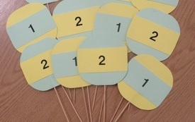 Żółto-niebieskie tabliczki z numerami "1" i "2"