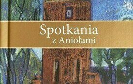 Okładka książki Spotkania z Aniołami. Na okładce wieża z bramą, w bramie postacie i anioł. Na wierzy postać anioła.