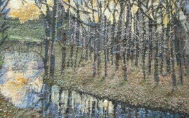 Zbliżenie na kolorowy gobelin z motywem leśnym