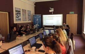 Uczestnicy szkolenia podczas pracy na laptopach.