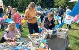 Książki na stolikach bookcrossingowych.