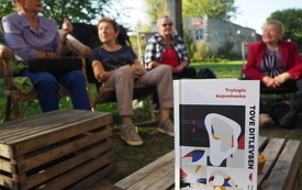 Okładka książki "Trylogia kopenhaska" w te siedzący ludzie.