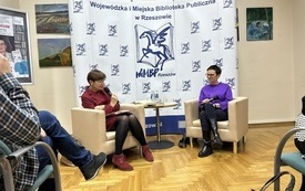 Dwie kobiety siedzą na fotelach i rozmawiają.