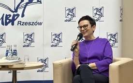 Pisarka mówi do mikrofonu.