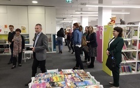 Uczestnicy konferencji podczas zwiedzania biblioteki. 