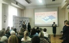 Dyrektor Wojewódzkiej i Miejskiej Biblioteki Publicznej w Rzeszowie przemawia do zebranych w bibliotece gości.