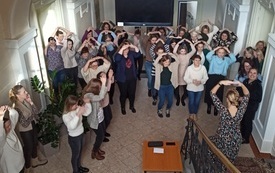 Uczestnicy warsztatów w holu biblioteki