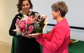 Przewodnicząca SBP wręcza kwiaty Dyrektor Biblioteki w Stalowej Woli