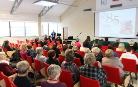 Publiczność zgromadzona na jubileuszu 85-lecia Biblioteki w Stalowej Woli. 