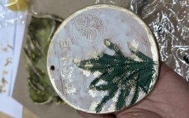 Zielono złota okrągła zawieszka z gliny z motywem liści paproci