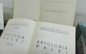 Dwie rozłożone książki: &quot;Ocalenie&quot; i &quot;Antologia walki&quot;