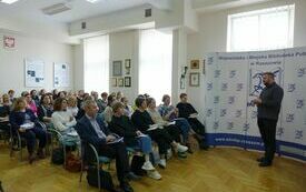 Prowadzący spotkanie przemawia do zebranych uczestników szkolenia.