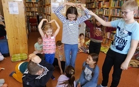 Dzieci podczas zabawy w bibliotece