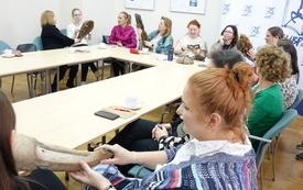 Grupa bibliotekarzy ogląda maski afrykańskie.