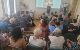 Sala wypełniona ludźmi w r&oacute;żnym wieku. 