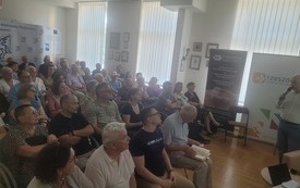 Sporo grupa osób podczas wykładu.