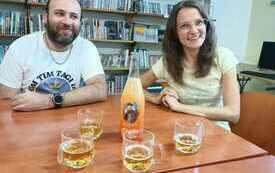 Kilka osób pozuje do wspólnego zdjęcia.