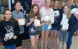 Cała grupa osób pozuje wspólnie do zdjęcia po zakończonych zajęciach.