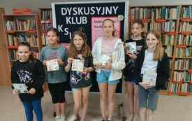 Kilka osób pozuje do wspólnego zdjęcia.