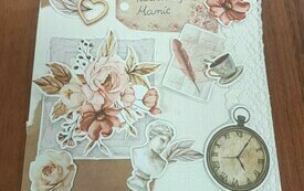 Na stole kartka z napisem.