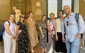 Uczestnicy kursu pozują do wspólnego zdjęcia w muzealnej sali