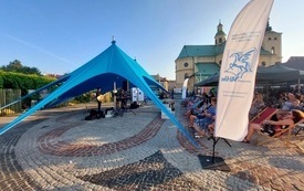 Koncert zespołu pod namiotem.