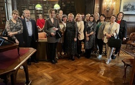 Zdjęcie grupowe uczestników konferencji we wnętrzu zabytkowej biblioteki zamkowej.
