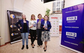 Cztery kobiety pozują do wspólnego zdjęcia. W tle rolap Radia Rzeszów, Nowin i TVP 3 Rzeszów