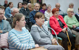 Uczestnicy na krzesłach podczas spotkania. 