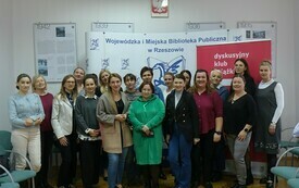 Moderatorzy Dyskusyjnych Klubów Książki stoją obok siebie wraz z prowadzącą warsztaty Eweliną Jurasz.