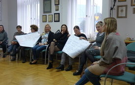 Grupa ludzi prezentuje plansze z wnioskami.