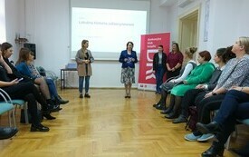 Dyretor WiMBP w Rzeszowie przedstawia Ewelinę Jurasz, prowadzącą warsztaty dla moderatorów Dyskusyjnych Klubów Książki.