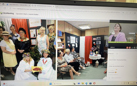 Grupa kobiet przebrana w różne stroje, kapelusze, sługie spódnice.