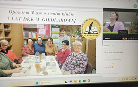 Slajd prezentujący grupę kobiet siedzących przy stole. W tle biblioteka.