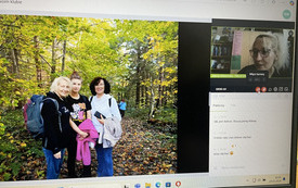 Trzy kobiety stoją blisko siebie, w tle las.