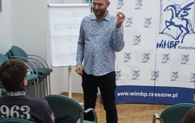 Mężczyzna trzyma w ręku jajko. 