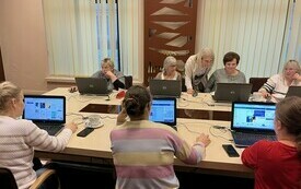 Kobiety pracujące na komputerach.