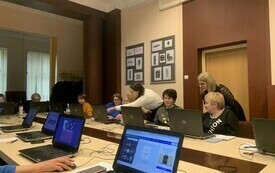 Uczestnicy szkolenia podczas wykonywania ćwiczeń na laptopach. Kliknij aby wyświetlić powiększone zdjęcie.