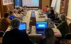 Uczestnicy szkolenia podczas wykonywania ćwiczeń na laptopach. Kliknij aby wyświetlić powiększone zdjęcie.